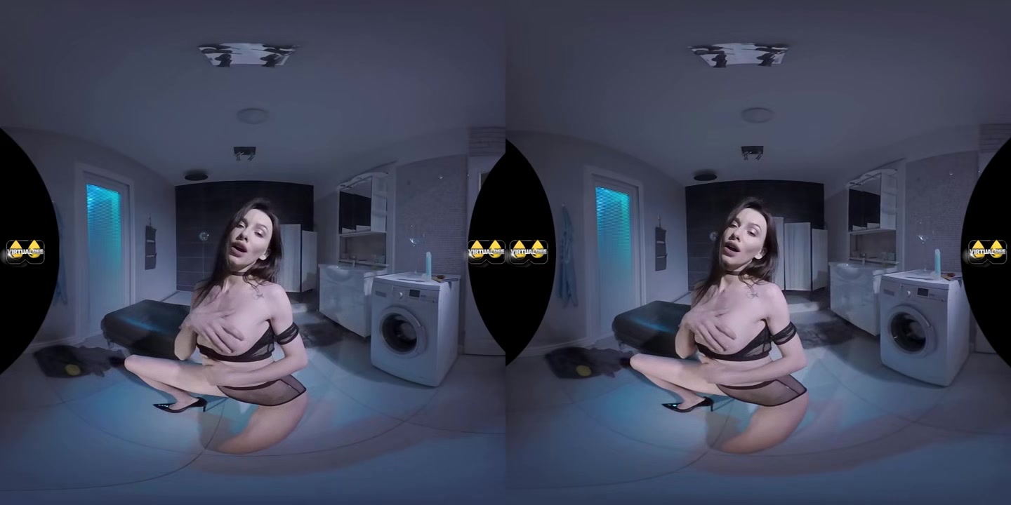 Adel Morel - VirtualPee