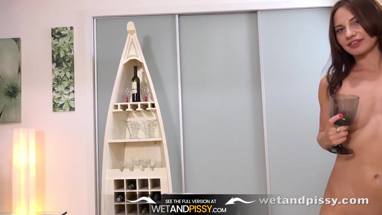 Wet Porn - Lana Ray pees her leggings and fucks a golden vibrator