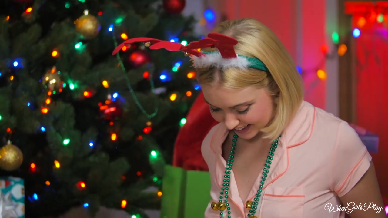 Chloe Couture & Jaye Summers & Liza Rowe in The Gift Of Giving