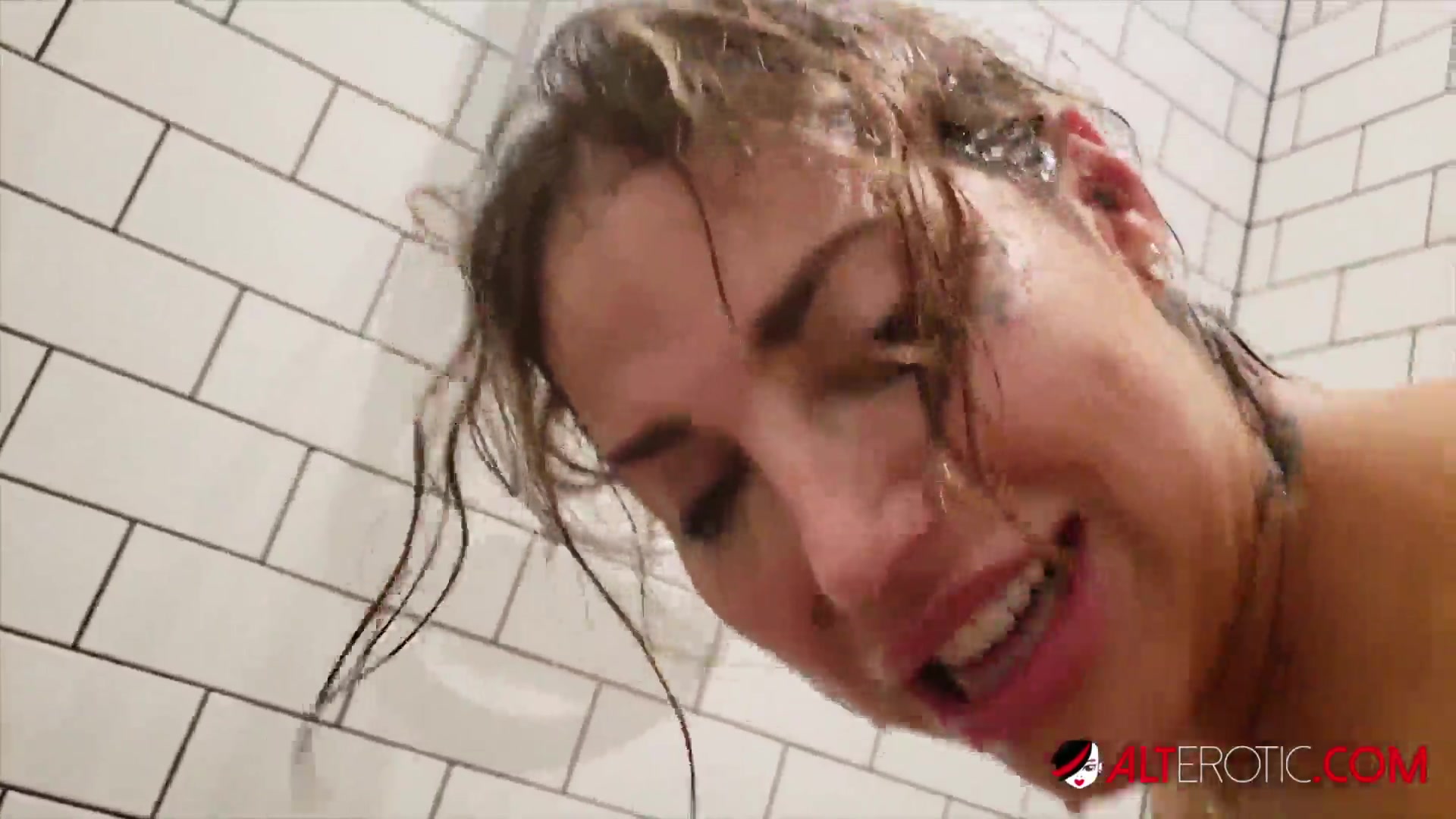 Heidi Van Horny Fucking In The Shower - AltErotic
