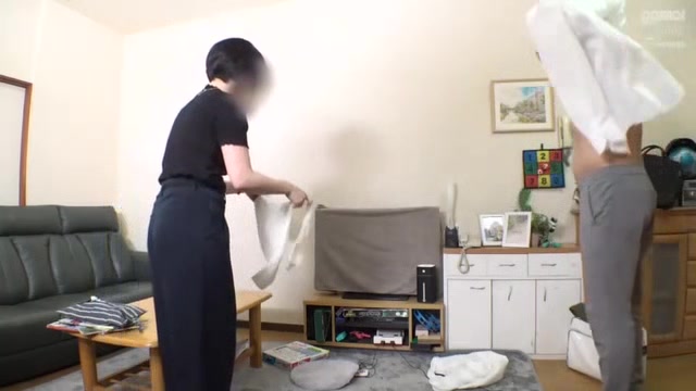 09832,A woman who screams in agony