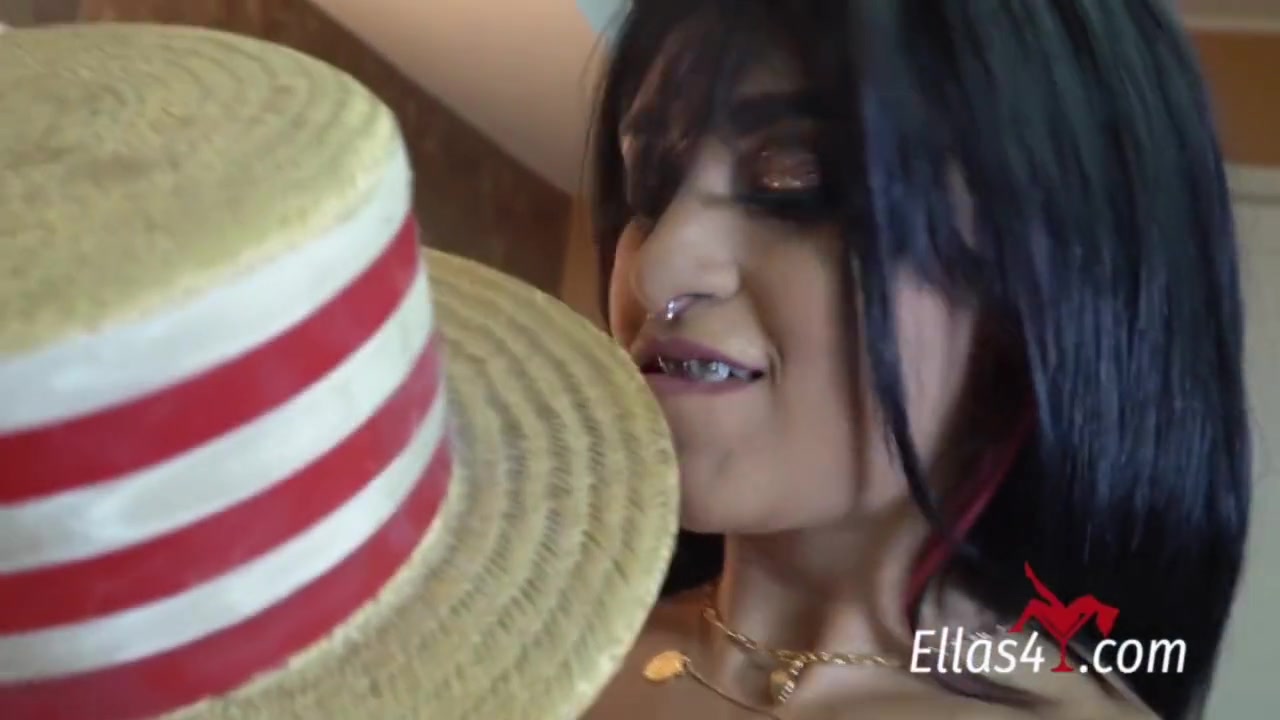 Naughty And Hot - Lunna Real