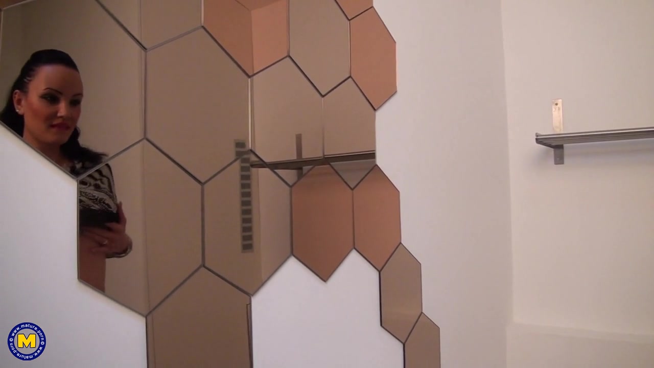 Latina Milf Masturbating Her Shaved Wet Pussy In The Shower - MatureNL