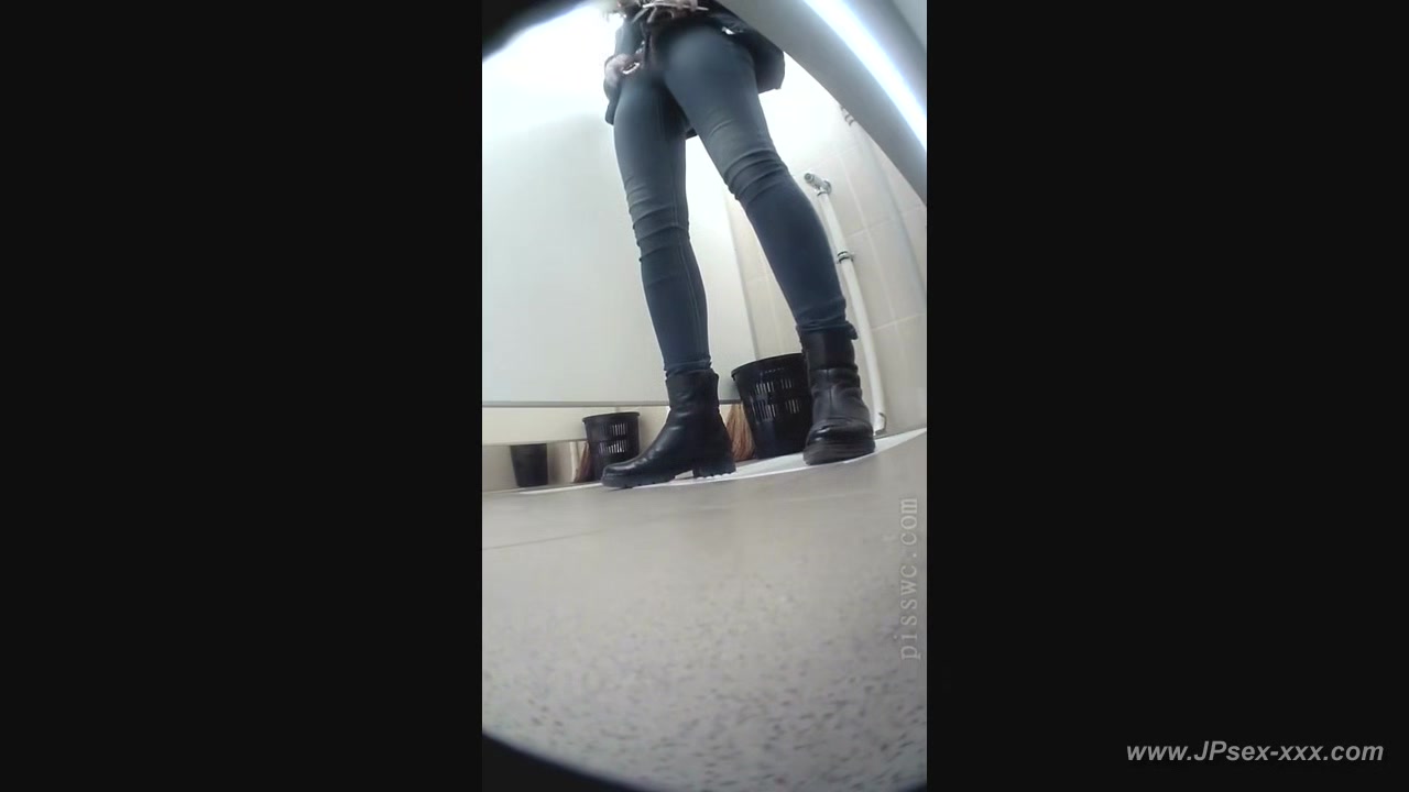 peeping blondes go to toilet.77