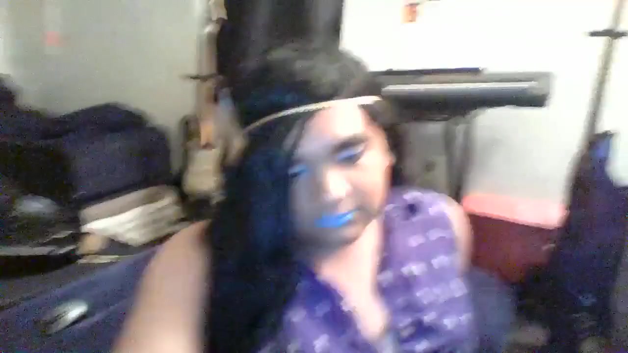 Amateur crossdresser tries to be sexy