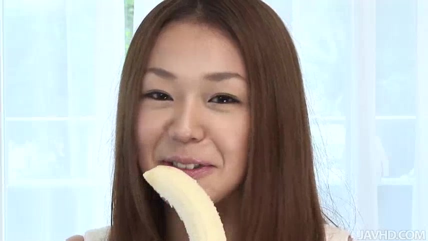 Cute teen Sakura Hirota gobbles a big fleshy bananna - Ferame