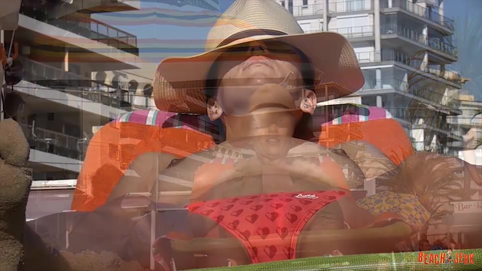 Boobs and sunbeds 10 - BeachJerk