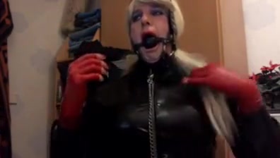 Ich gummipuppe geknebelt mit halsband