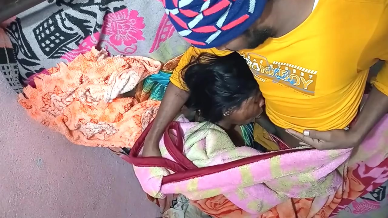 Desi Maida Ko Pelae Kar Di Raat Me Sande Ko