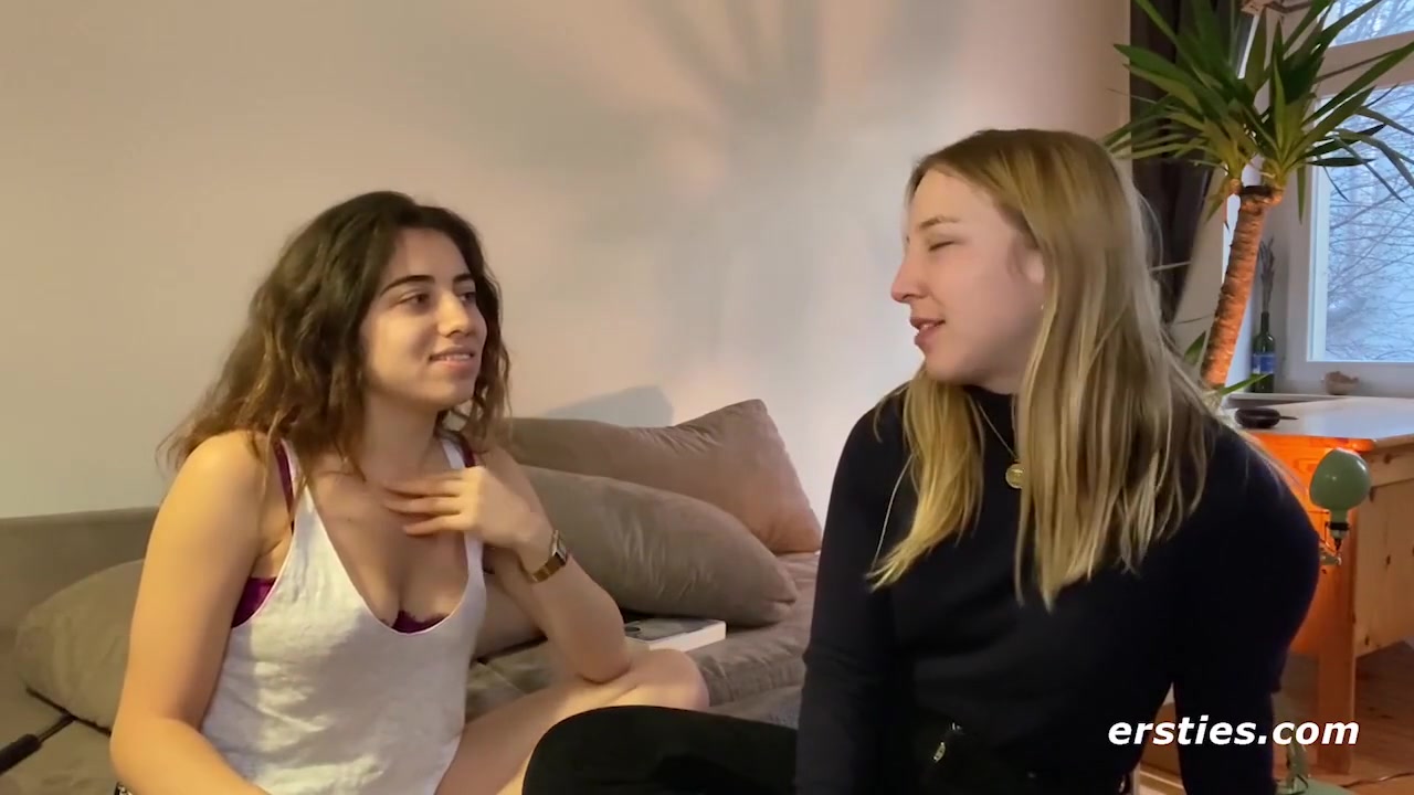 Facesitting Und Heibe Finger-action Mit Kara Und Zoe Aus Berlin