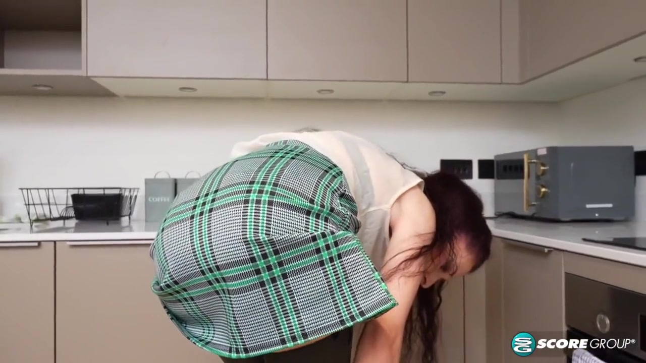 The New British Milf Spreads Her Hot Fuck Holes In A Kitchen