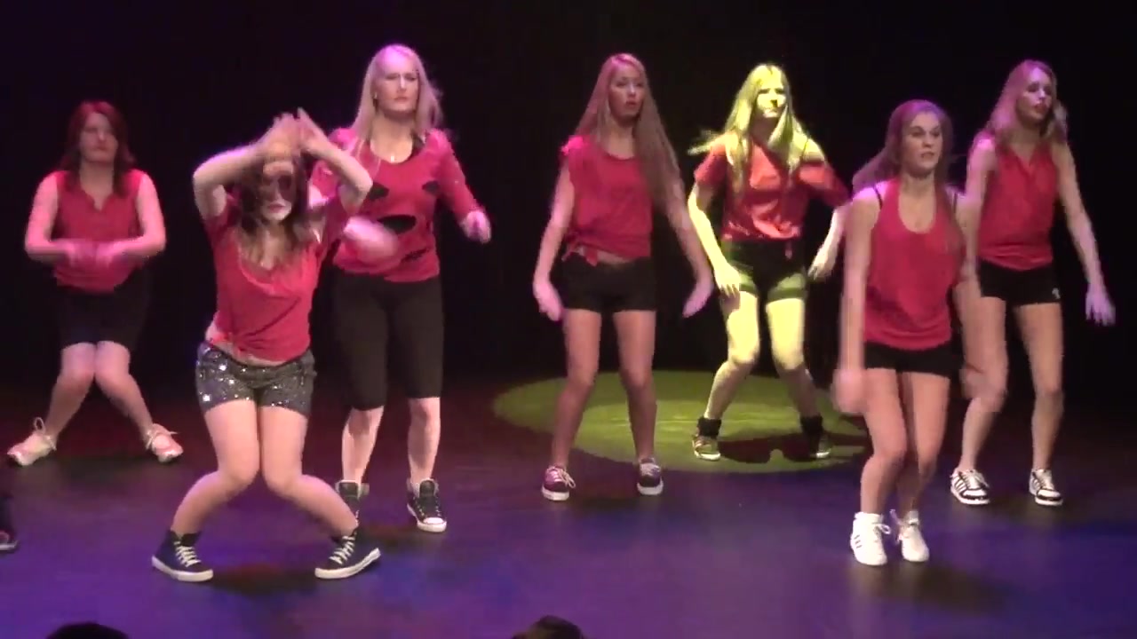 Karlijn Verhagen dancing