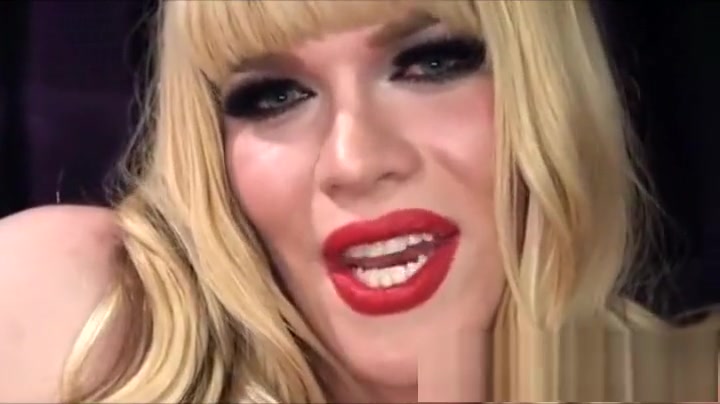 DELICIOSA TRAVESTI LOIRA DOMINANDO OS SAFADOS