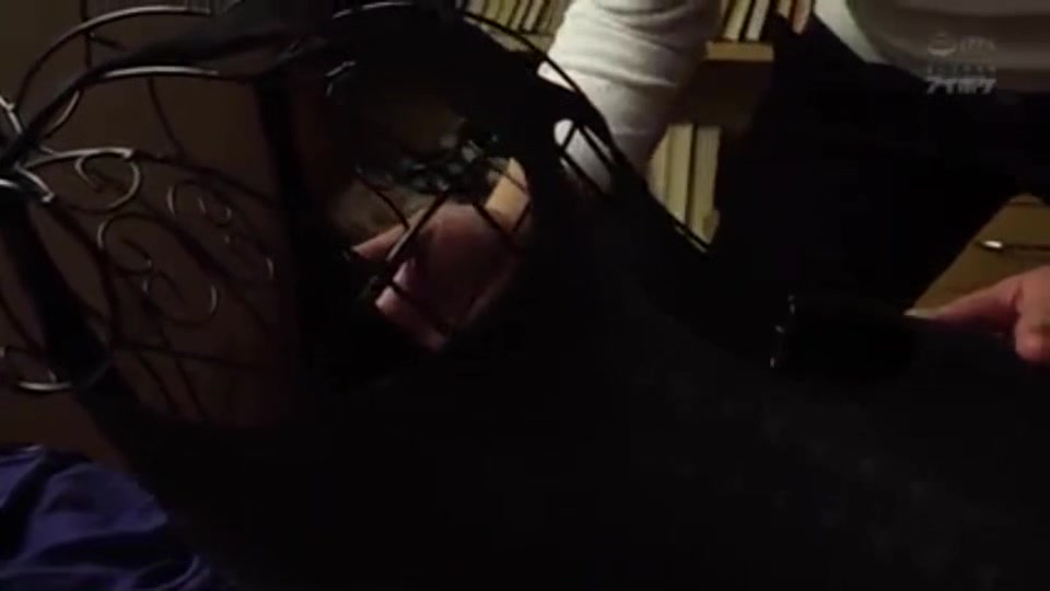 06965 Beautiful girl in agony