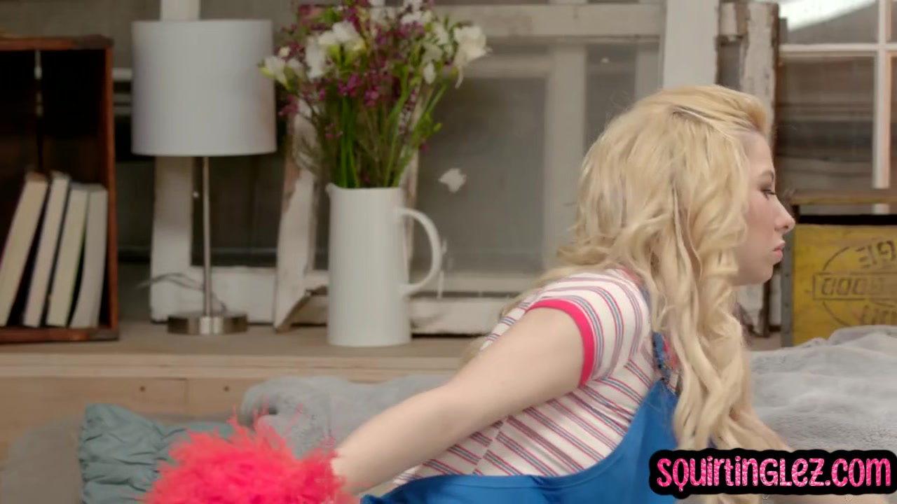 Squirting dykes play hard in threesome b4 fucking in pussies
