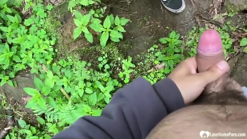 Girlfriend Gets A Facial In The Woods