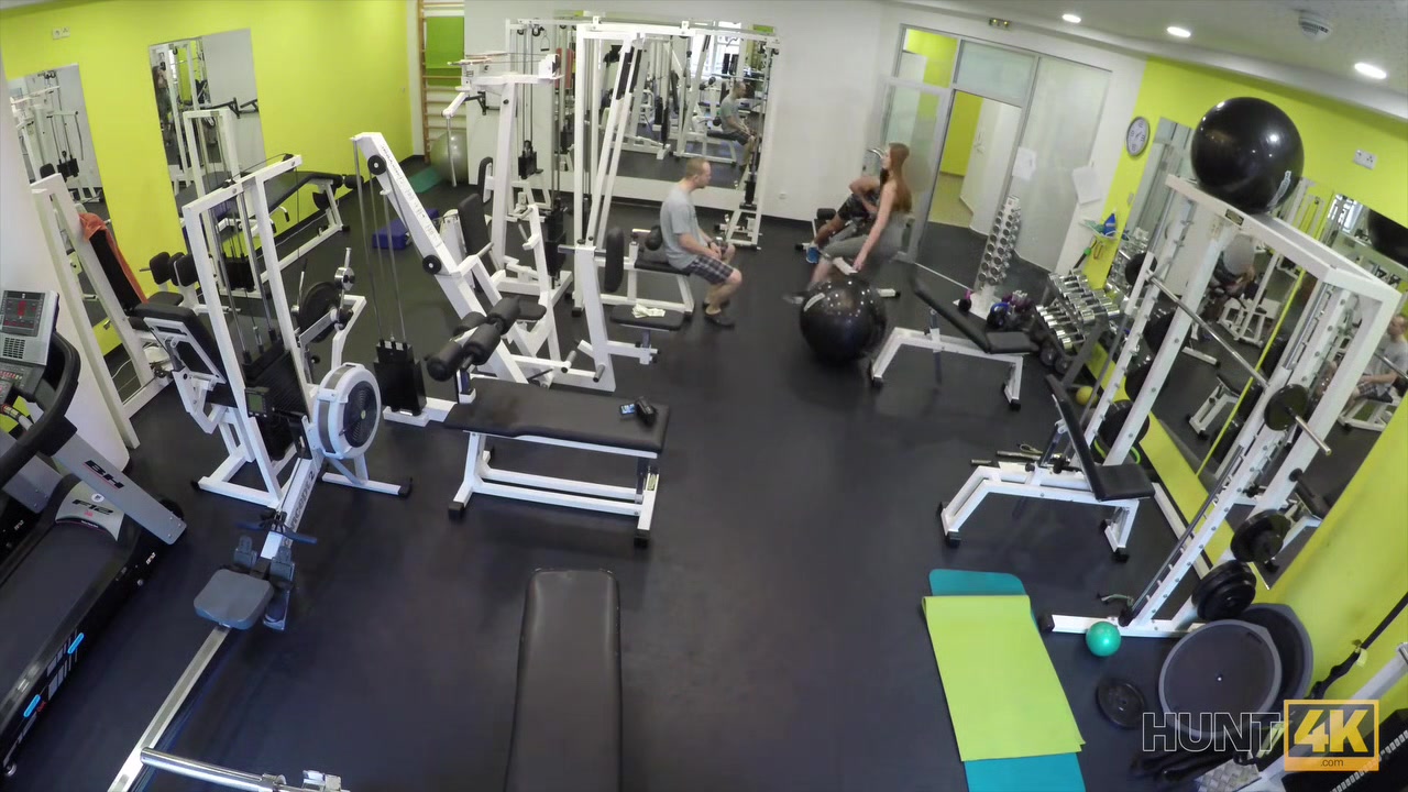 HUNT4K. Naive gym bunny has sex with rich male instead of training