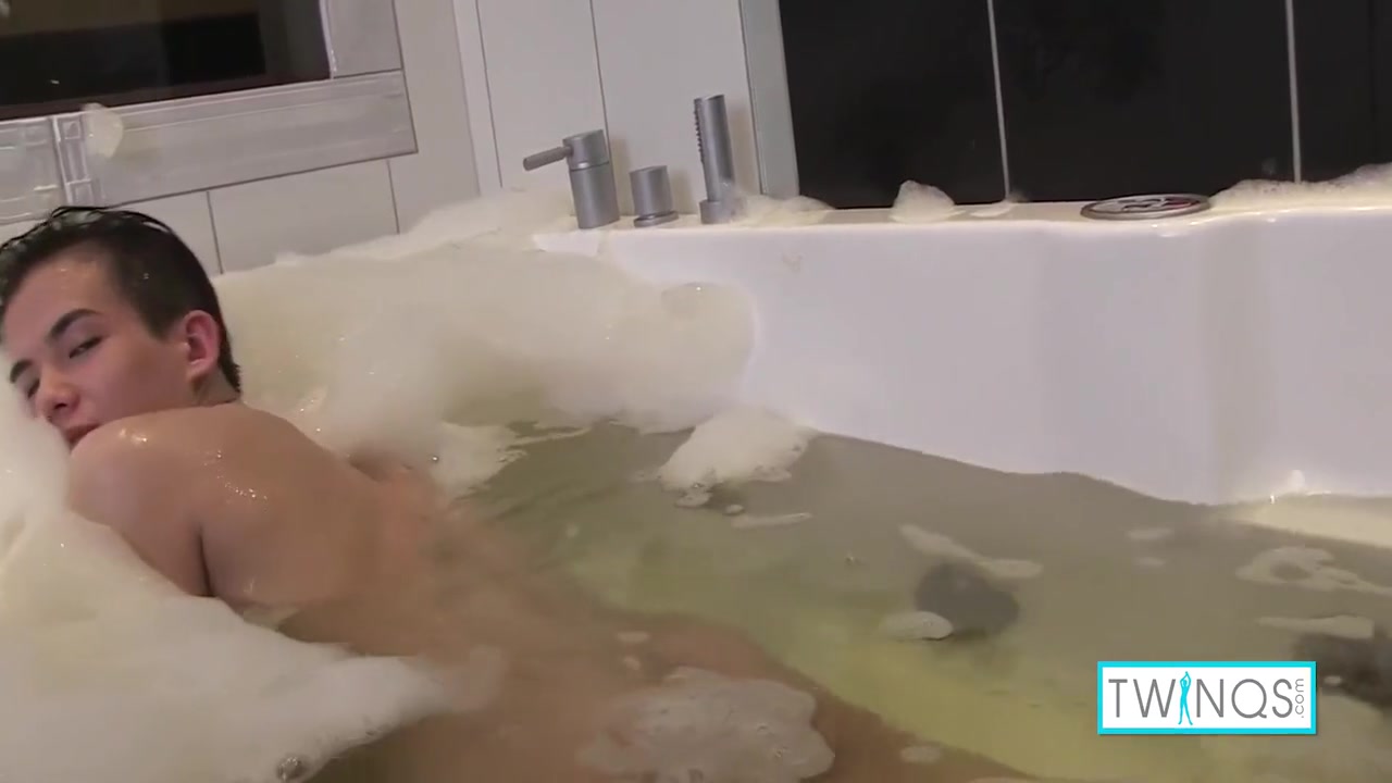 Hot Xander Shoots Some Solo Jerking During Bubble Bath! 10 Min