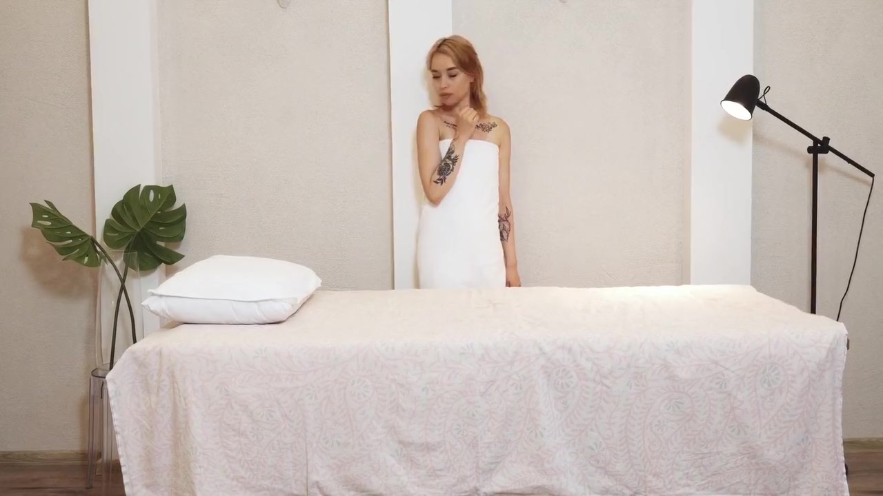 Enjoys How Enzo Barre Gets First Time Massage