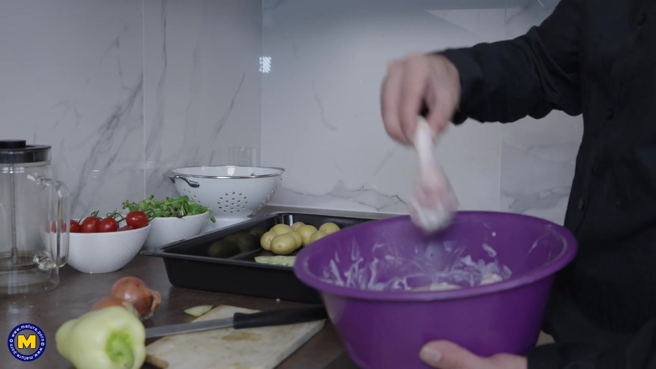 Cooking Toyboy Gets Seduced By Curvy Big Butt Grandma Yazmine - MatureNl