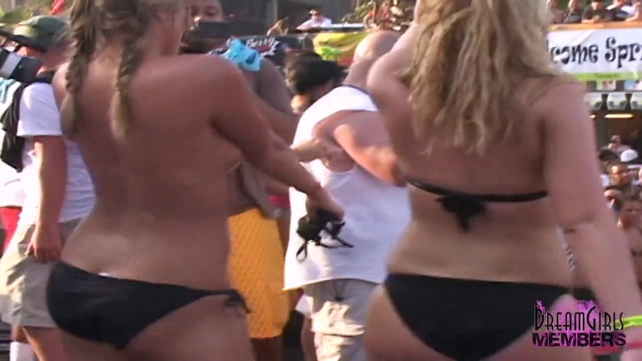 College Girls Get Naked In Front Of Huge Crowd - DreamGirlsMembers