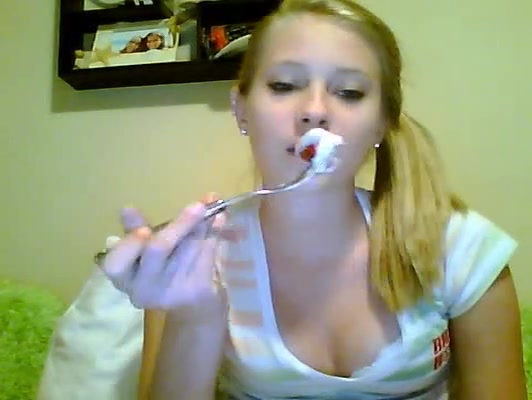 Young blonde babe shoves three fingers at time