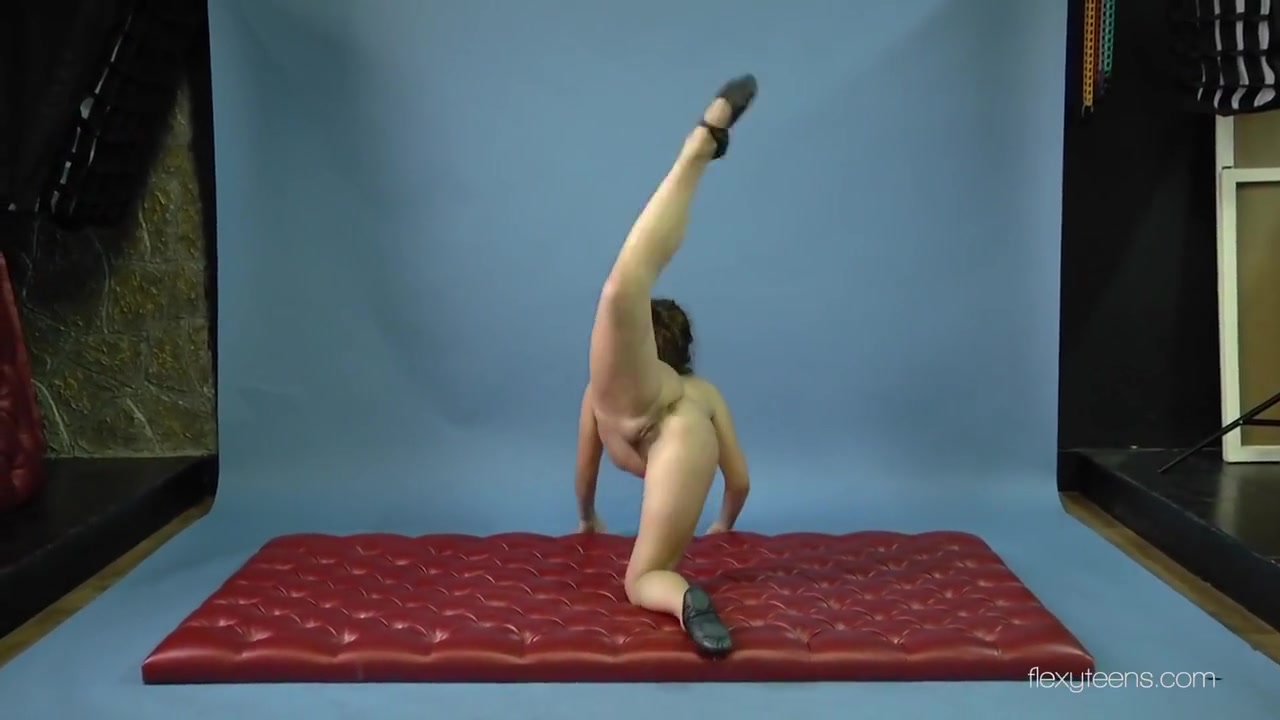 Mila Gimnasterka In Spreading Her Sexy Legs On The Floor