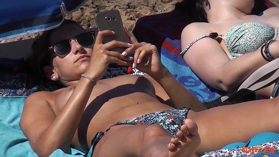 Boobs and sunbeds 14 - BeachJerk