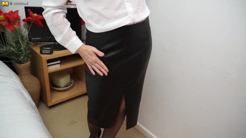 Horny British Housewife Teasing Her Wet Pussy - MatureNL