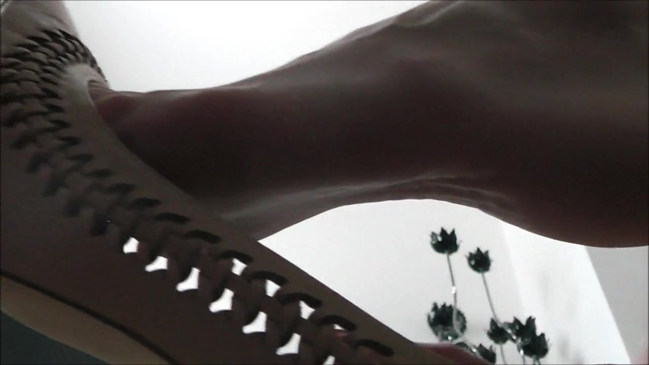 Raven Feels Her Feet - TacAmateurs