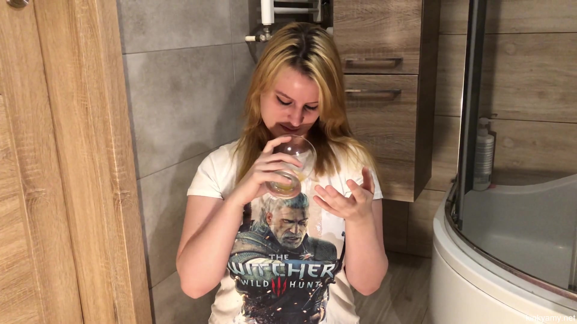 Washing Cum With Piss And Wet Play - Kinky Amy