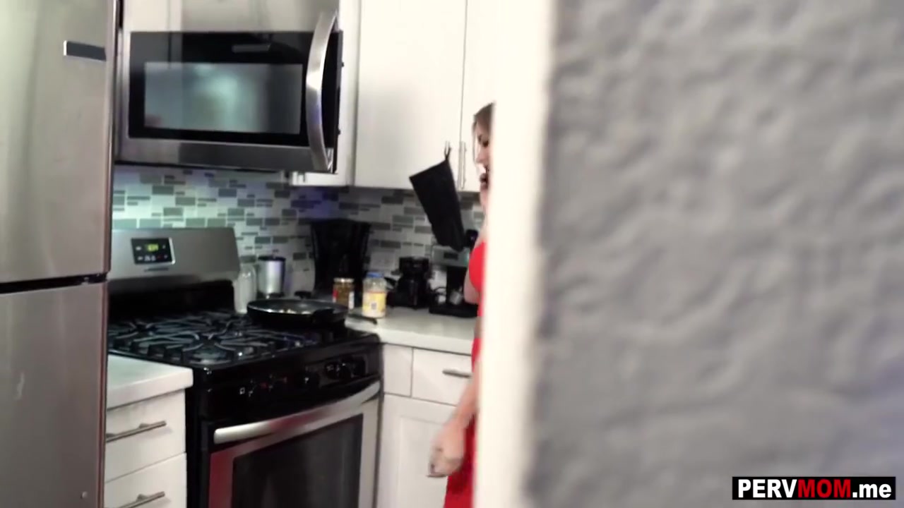 My Horny Stepmom Milf Kitchen Blowjob - Linzee Ryder