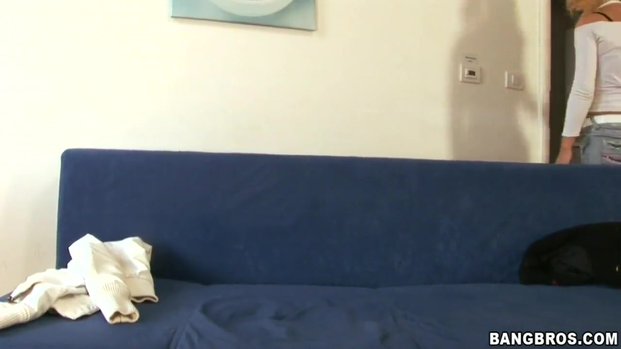 Blonde Alexa Bold bangs huge cock and makes it splash