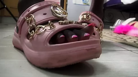 Ebony Princess Shoe Play - SoloAustria