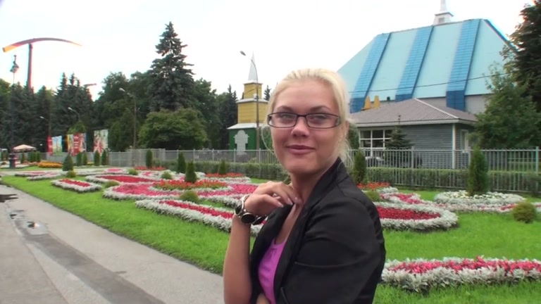 Public blow job & outdoor slit fingering