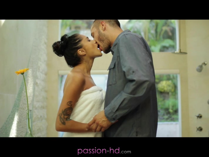 Giselle does professional blowjob and receives a facial
