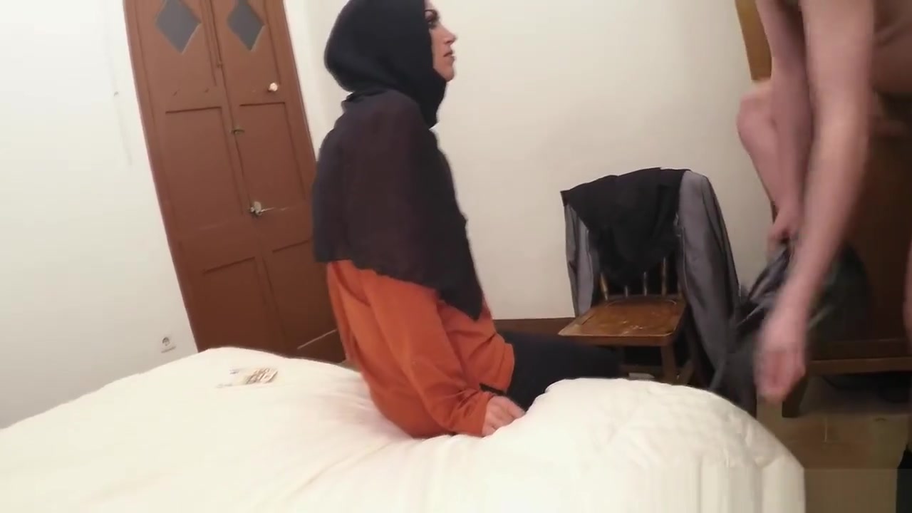 Arab chick is worried to lose her hijab when sucking cock