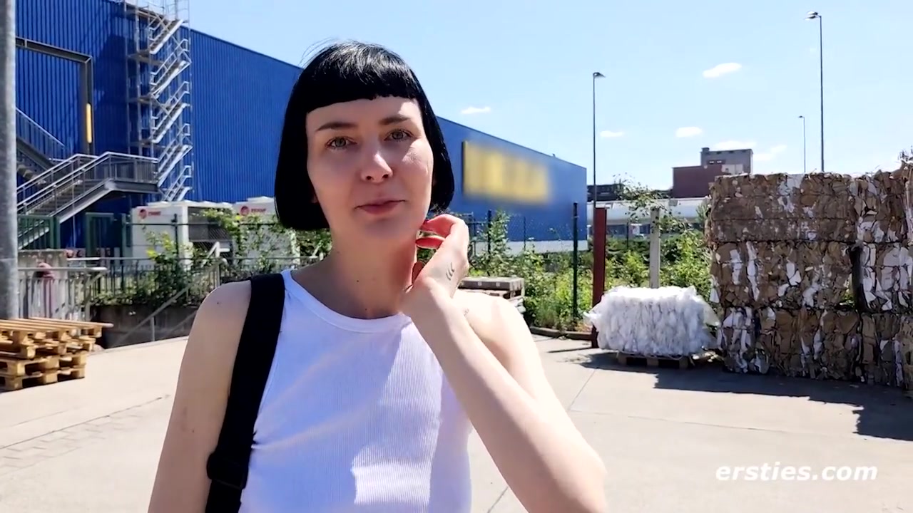 Hot Amateur Babe Masturbates While Shopping