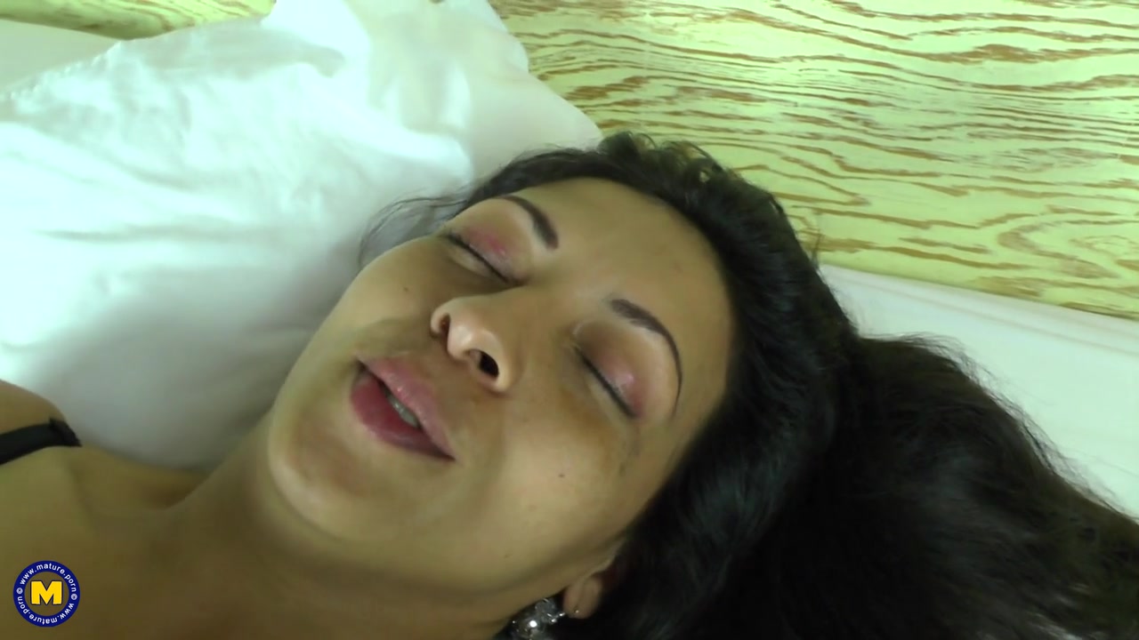 Sexy Latina Shows Her Beautifull Big Ass - MatureNL