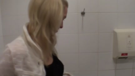Blond shows hawt body for specie