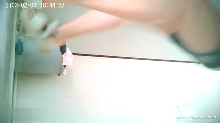 chinese girl go to toilet.29