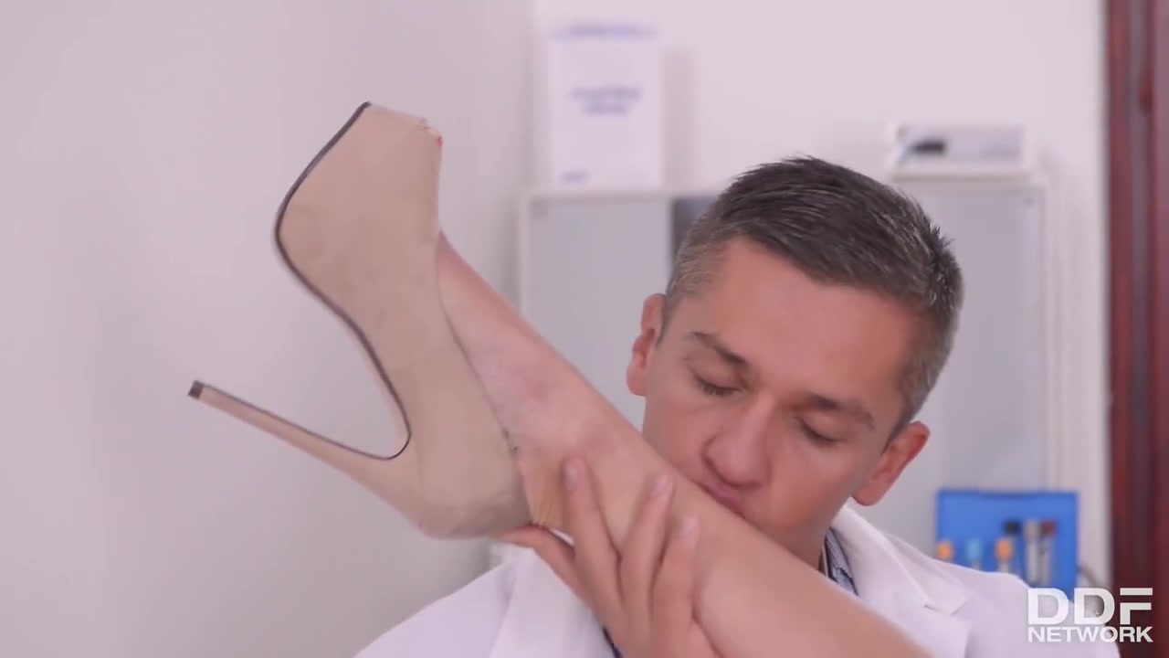 Toe Sucking And Footjob Porn Video With Hot Blonde Bombshell - Sienna Day
