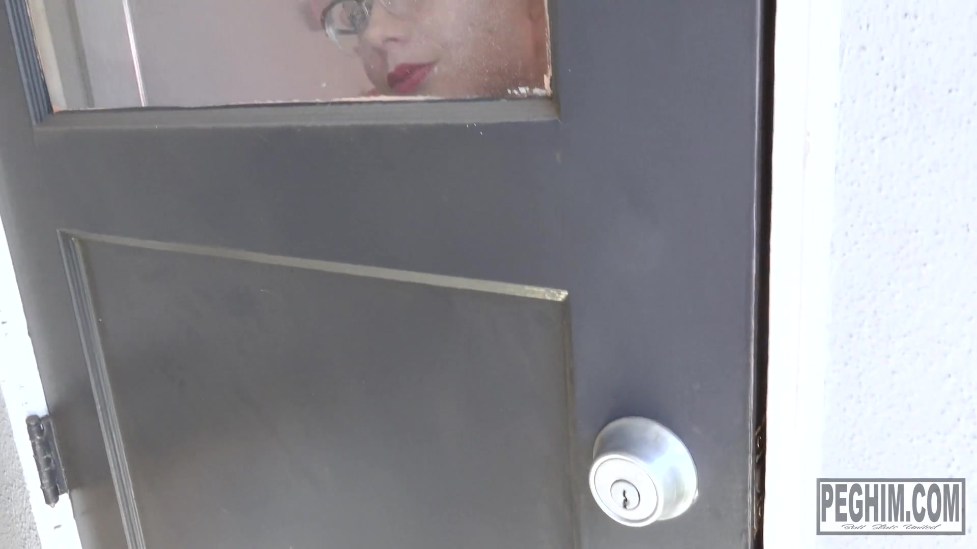 Siouxsie Q Gets Dirty In The Kitchen And Sticks A Banana In His Ass - Sex Movies Featuring Peghim