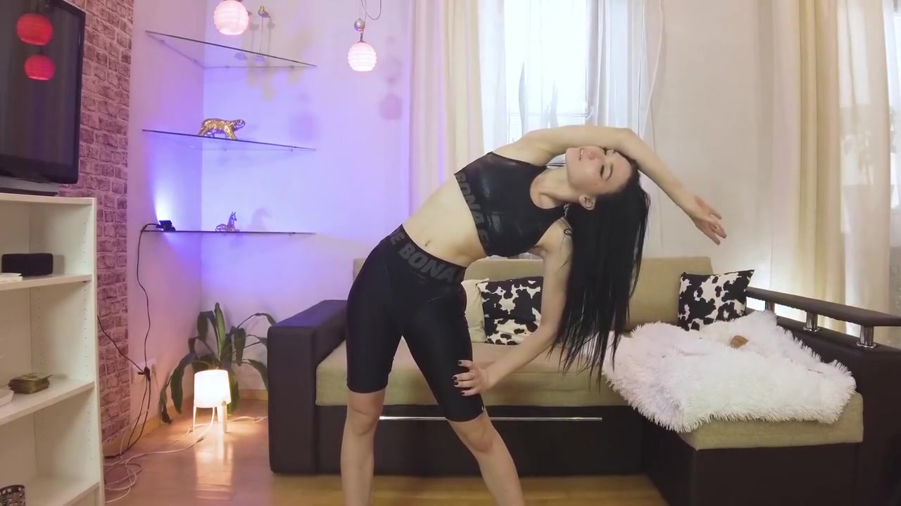 Nina Vertuhay Spreads Her Body Everyway