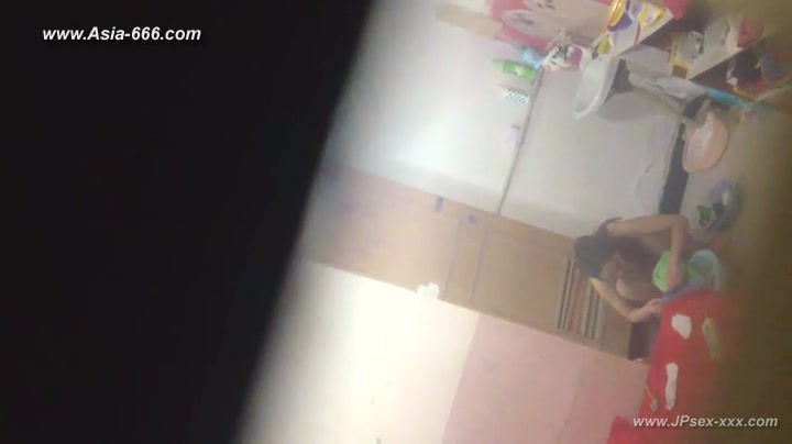 peeping chinese girls bathing.2