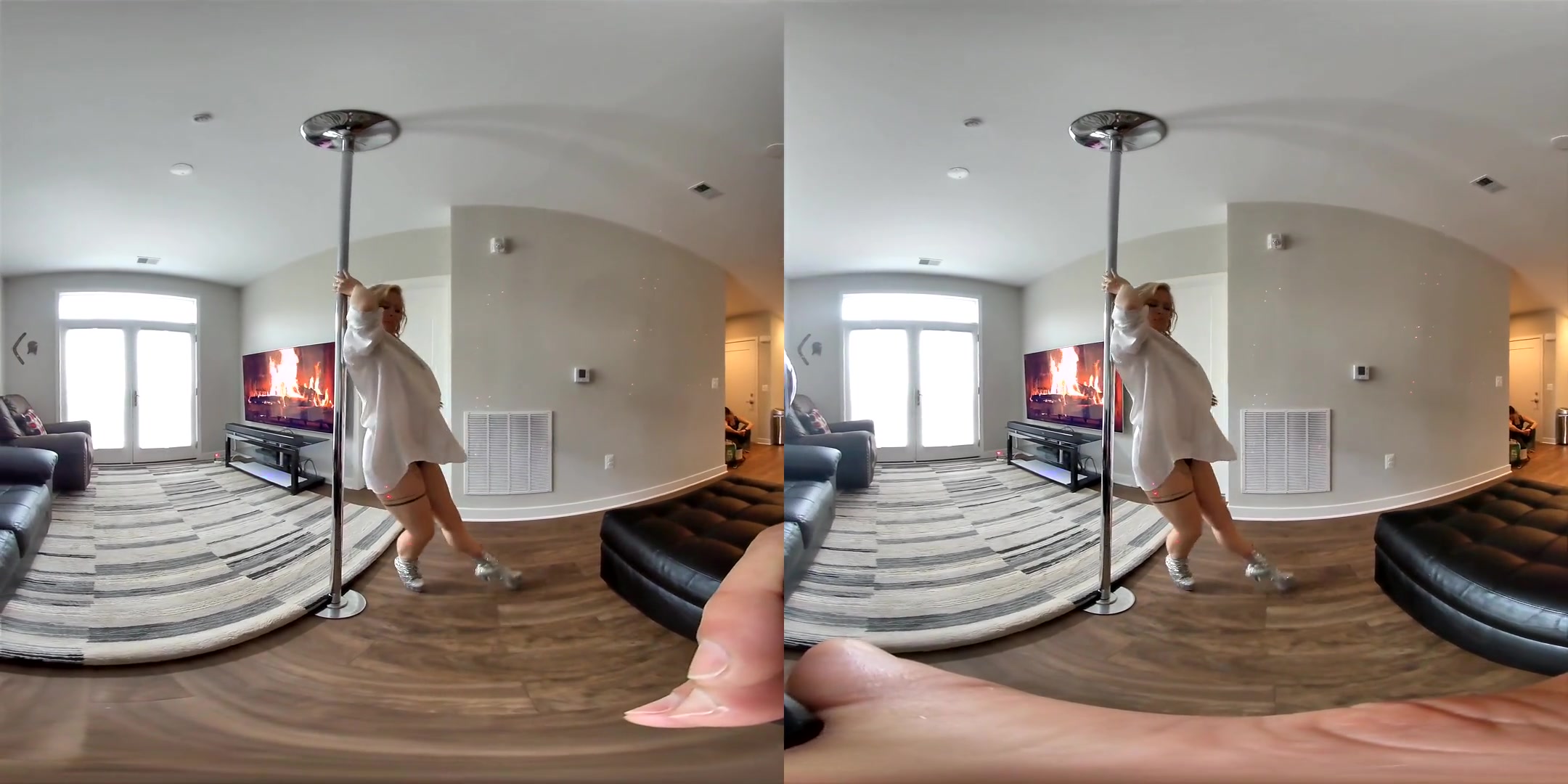 Soleil - Pole Dance - Curvy Big Tits Striptease