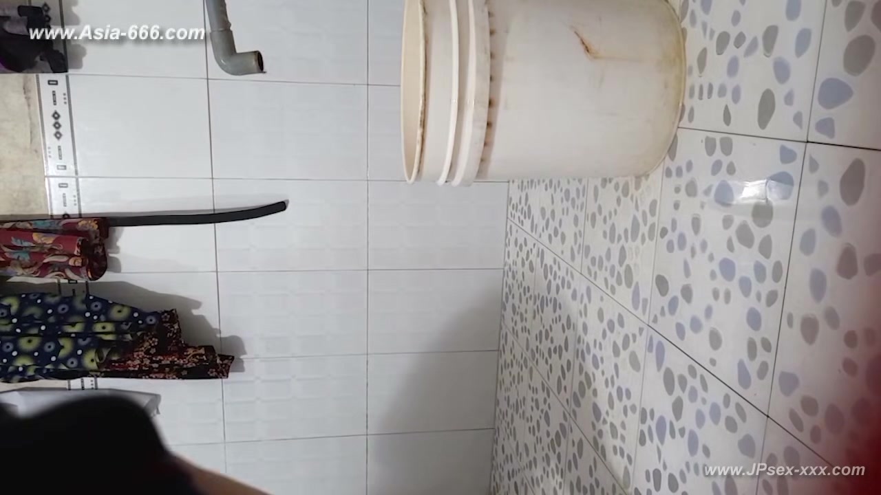 peeping chinese bath.83