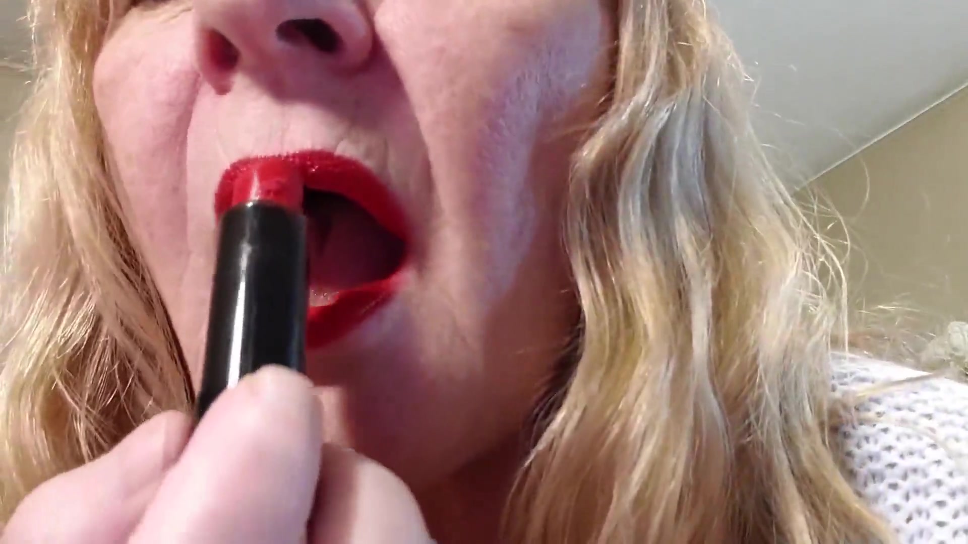 Shiny Red Lipstick - TacAmateurs