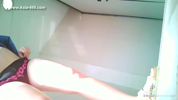 chinese girls go to toilet.85
