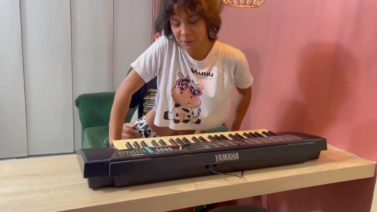 Ayudo A Mi Pequena Hermanastra Con Sus Clases De Musica Y Termino Follandola Duro Hasta Venirme